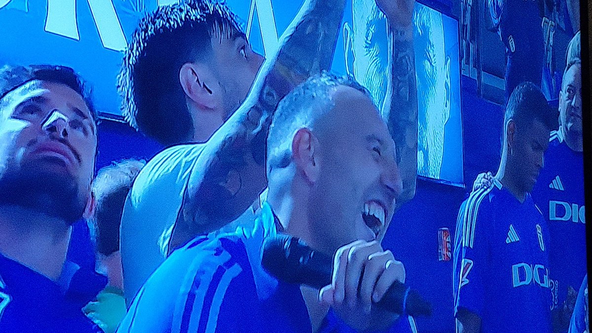 Salva Campos (@salvacamposm) on Twitter photo Tres fueron mis magos: <a href="/andresiniesta8/">Andrés Iniesta</a> <a href="/21LVA/">David Silva</a> y <a href="/19SCazorla/">Santi Cazorla</a> Este último con 40 años, ha conseguido, no el logro más relevante, pero sin duda, el que más feliz le ha hecho. El ascenso con su <a href="/RealOviedo/">Real Oviedo</a> Que grande Santi. Que feliz has hecho a mi familia asturiana. 💪🏻💙 Gracias 🙏 Tres fueron mis magos: <a href="/andresiniesta8/">Andrés Iniesta</a> <a href="/21LVA/">David Silva</a> y <a href="/19SCazorla/">Santi Cazorla</a> Este último con 40 años, ha conseguido, no el logro más relevante, pero sin duda, el que más feliz le ha hecho. El ascenso con su <a href="/RealOviedo/">Real Oviedo</a> Que grande Santi. Que feliz has hecho a mi familia asturiana. 💪🏻💙 Gracias 🙏