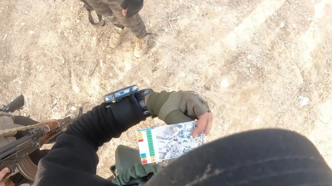 m1982__'s tweet photo. بـ 7 أكتوبر كتائب القسام دخلوا قاعدة أوريم  وسيطروا عليها لمدة من الزمن، الصورة الجوية بيد المقاتل القسامي للجزء الشمالي منها، يضم مقر قيادة الكتيبة 414 (كتيبة نيشر) وهي كتيبة الجمع الحربي (استخبارات الميدان) ويضم أيضًا موقعًا للقبة الحديدية. https://t.co/2KbYVvTjQu