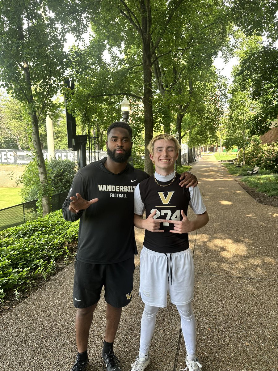 Bentley Kinnaird (@bentleykinnaird) on Twitter photo Amazing Camp! Grateful to being able to go and participate, even got to hand out some business cards. #AnchorDown <a href="/CoachJRich_/">Jamaal Richardson</a> <a href="/COACH_MURRAY34/">Coach Murray</a> Amazing Camp! Grateful to being able to go and participate, even got to hand out some business cards. #AnchorDown <a href="/CoachJRich_/">Jamaal Richardson</a> <a href="/COACH_MURRAY34/">Coach Murray</a>