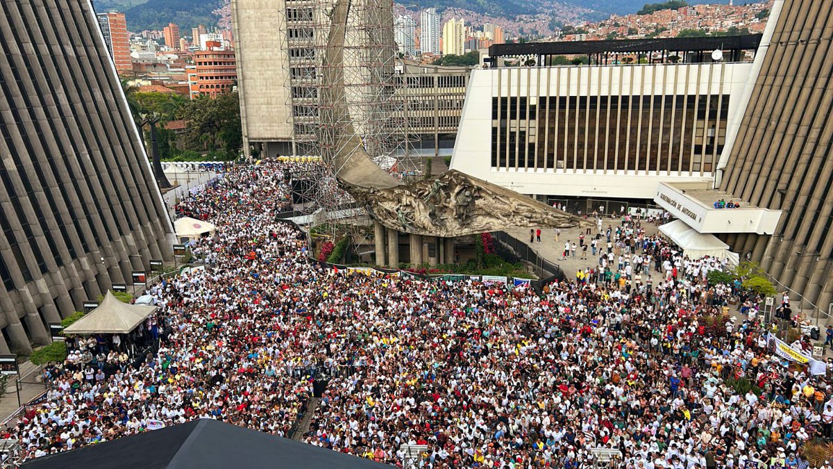 Cada manifestación tiene una voz. Y esta habló con claridad.
Medellín se concentró con convicción y esperanza por una reforma laboral que transforme realidades.

Todos somos colombianos.
Todos soñamos con un país más justo. Que nos unan los sueños, no que nos dividan las