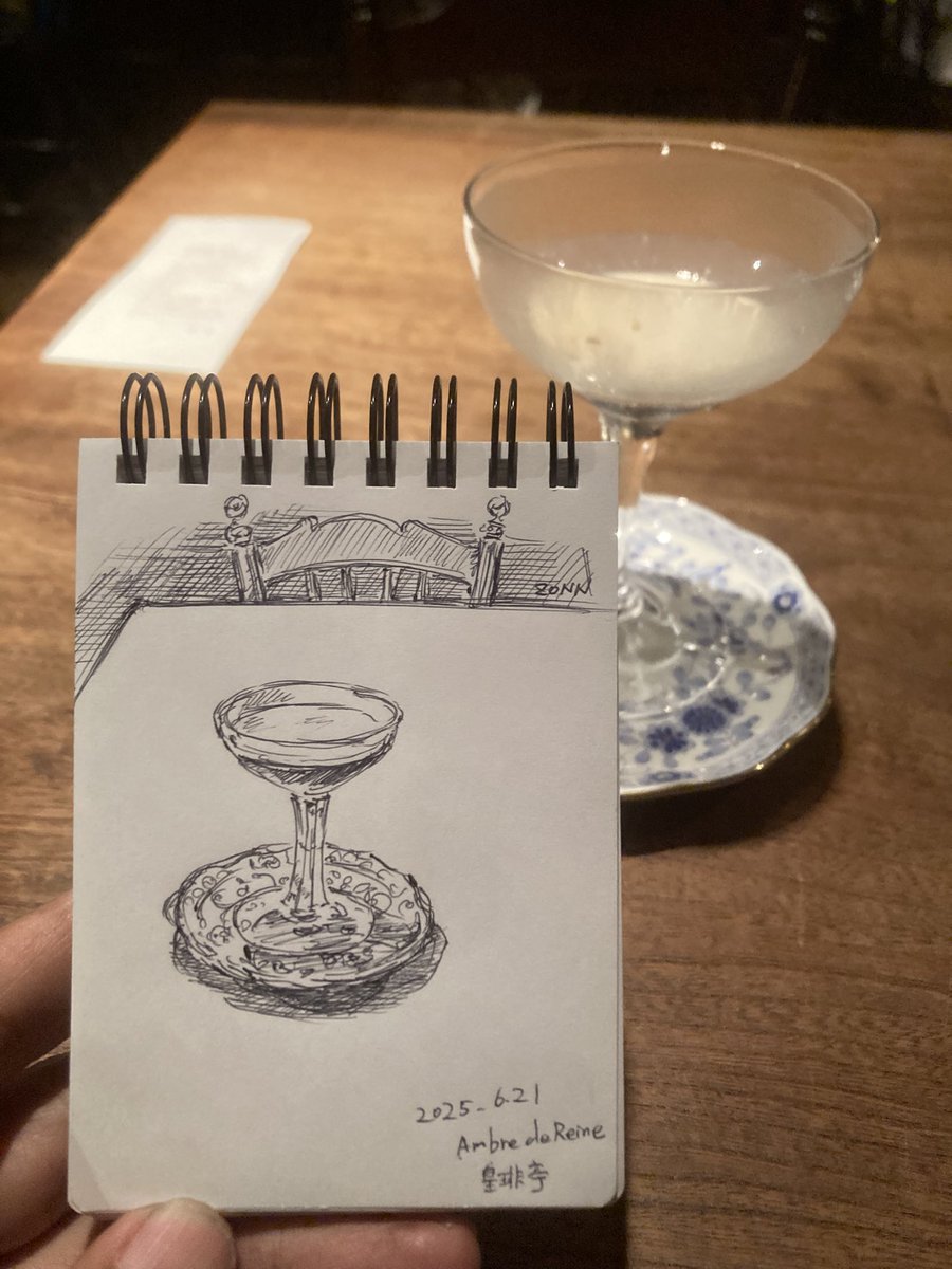 ZONN_n's tweet photo. H-D
池袋　皇琲亭のアンブルドゥレーヌ
お砂糖の入れ物かな？
JALのCAさん

#スケッチ #sketch #今月描いた絵を晒そう https://t.co/Gnnasyq3WP