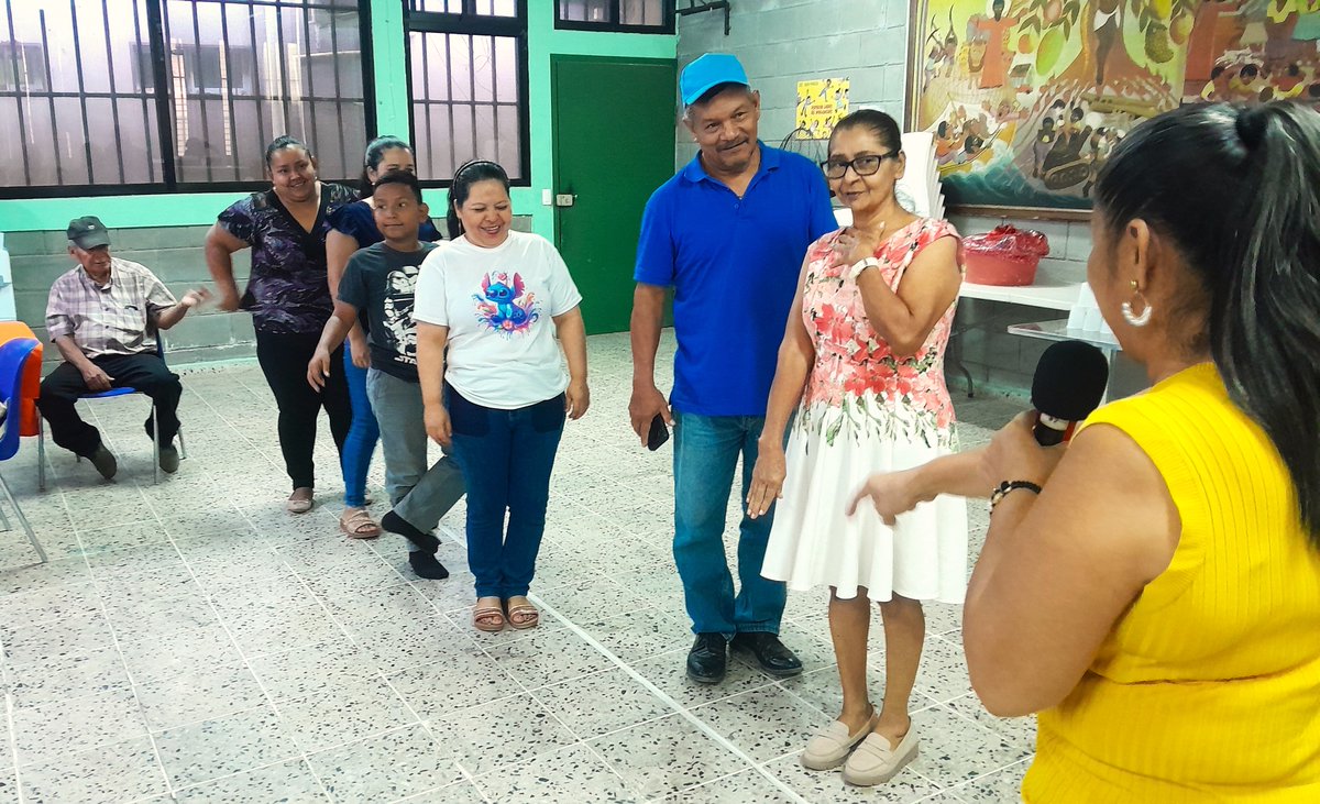 COFAMIPRO's tweet photo. Homenajeamos a nuestras queridas madres y padres de la asamblea con dinámicas, juegos, regalos y mucho amor. Ellas y ellos son el corazón de esta lucha. ¡Gracias por seguir firmes, con esperanza y verdad! https://t.co/5RI5ygnRoL