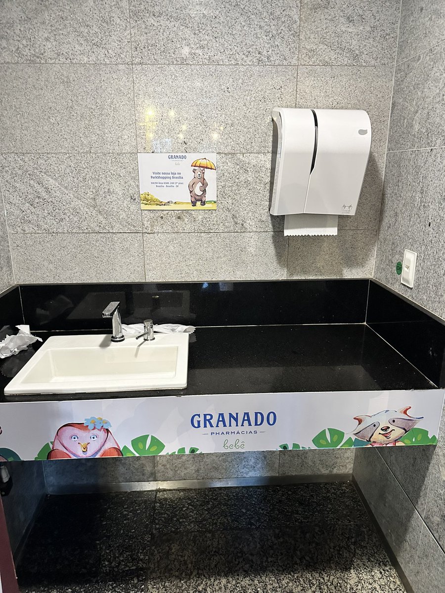 ferzelner's tweet image. O @AeroportoBSB chama isso aqui de fraldário… Isso é uma pia! Fraldário tem que ter trocador! Tive que secar essa bancada gelada e trocar meu filho na pedra fria! Que vergonha! Precisa melhorar, hein, @AeroportoBSB!!