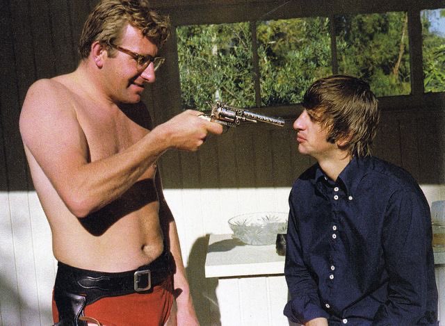 apple_c0rps's tweet photo. mal evans holding ringo starr at gunpoint (1964) https://t.co/OOodG48SGB
