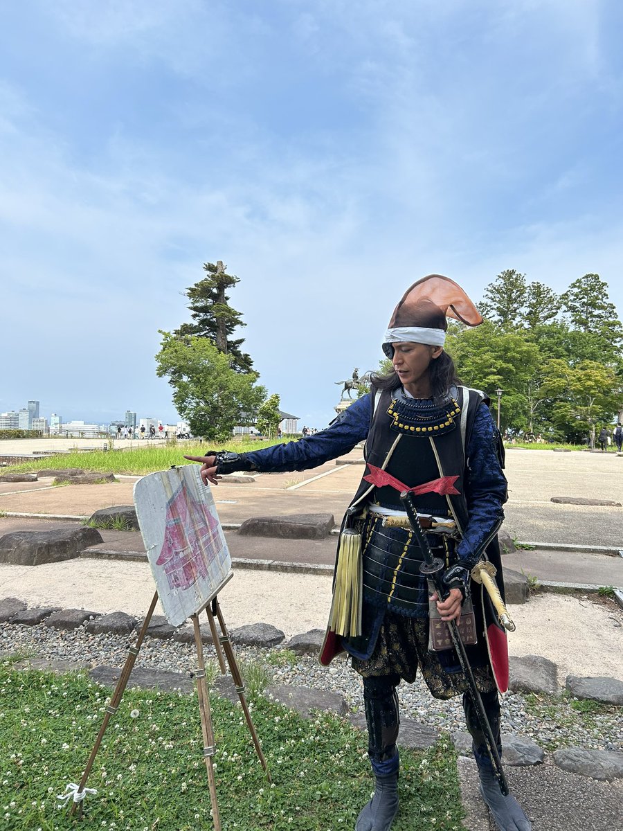 RAKUGO0901's tweet photo. ニューヨークからのお客様を案内中に
伊達武将隊の政宗さまと遭遇

政宗様 自ら城をご案内 ！英語で！

私が
“He is an actor and ambassador of Sendai city.”
とお客様にささやくと

「アクターではない。リアルじゃ。本物だと案内せい」

お客様大喜び

#伊達武将隊 #伊達政宗 #インバウンド #千英 https://t.co/oDUXMzHnae
