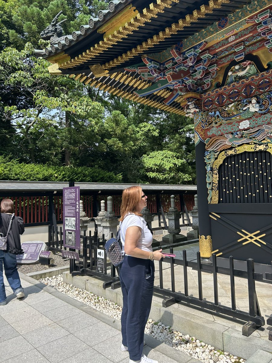 RAKUGO0901's tweet photo. ニューヨークからのお客様を案内中に
伊達武将隊の政宗さまと遭遇

政宗様 自ら城をご案内 ！英語で！

私が
“He is an actor and ambassador of Sendai city.”
とお客様にささやくと

「アクターではない。リアルじゃ。本物だと案内せい」

お客様大喜び

#伊達武将隊 #伊達政宗 #インバウンド #千英 https://t.co/oDUXMzHnae