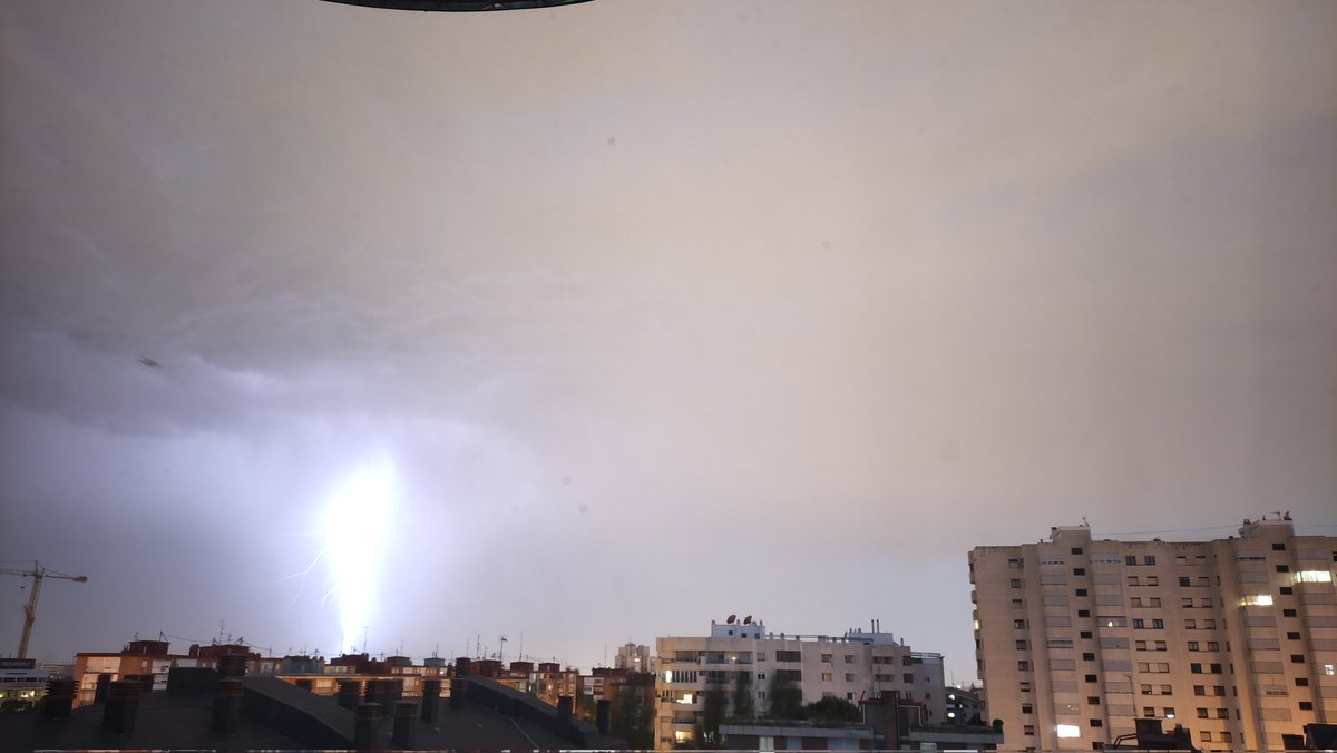 Son 4 fotos de la tormenta que ha habido esta noche en Madrid. Me quedo especialmente con la primera, que es la más nítida de todas. Un señor rayo cayendo sobre la ciudad #Tormenta