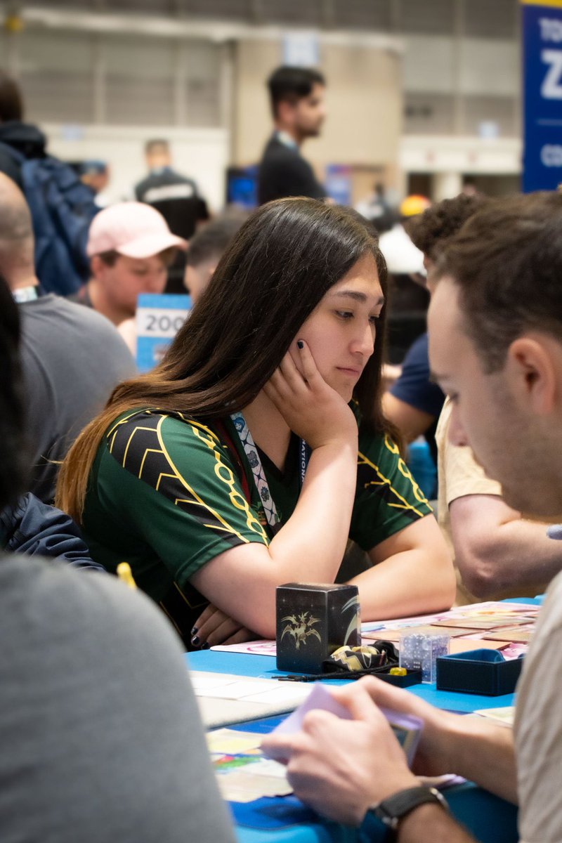 SaltyLily's tweet image. thank you @Mai_TCG for the great photos from NAIC!!!
i remember seeing him come over with the camera and having to pose a little because my opponent was bricking so bad there wasn’t anything i was seriously thinking about in that match 😭😭😭😭