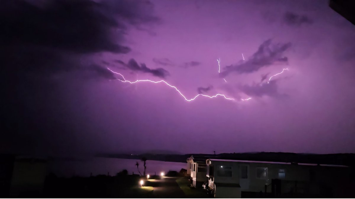 thorntonloch's tweet photo. Not only do we have the best beach, we have pretty awesome thunder and lightening also! #eastlothian  #weather https://t.co/ePe563u2hx