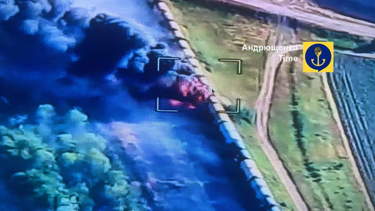 Bavovna 💥
Une opération spéciale du SBU a été menée dans le secteur de Zaporijia. Vers 20:30, un train russe transportant des réservoirs de carburant destinés à ravitailler la ligne de front a pris feu.
Une seconde photo prise depuis un drone confirme et montre 2 foyers