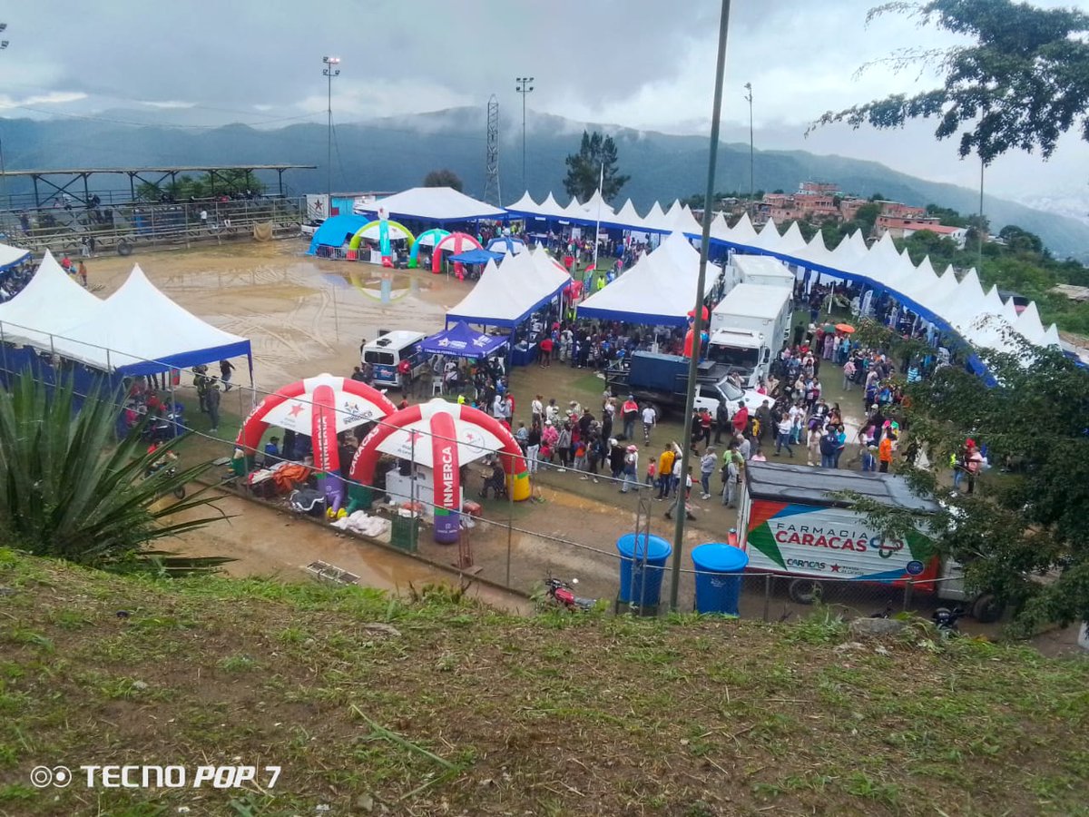 CaracasMRT_'s tweet photo. Desde la parroquia El Junquito la Militancia @TupamaroMRT_ participa en la caravana de Caracas Sonríe que está llevando alegría a las comunidades de Caracas por nuestra Alcaldesa de Caracas A/J @CarmenMelend 

@NicolasMaduro https://t.co/k6sak0EKmx