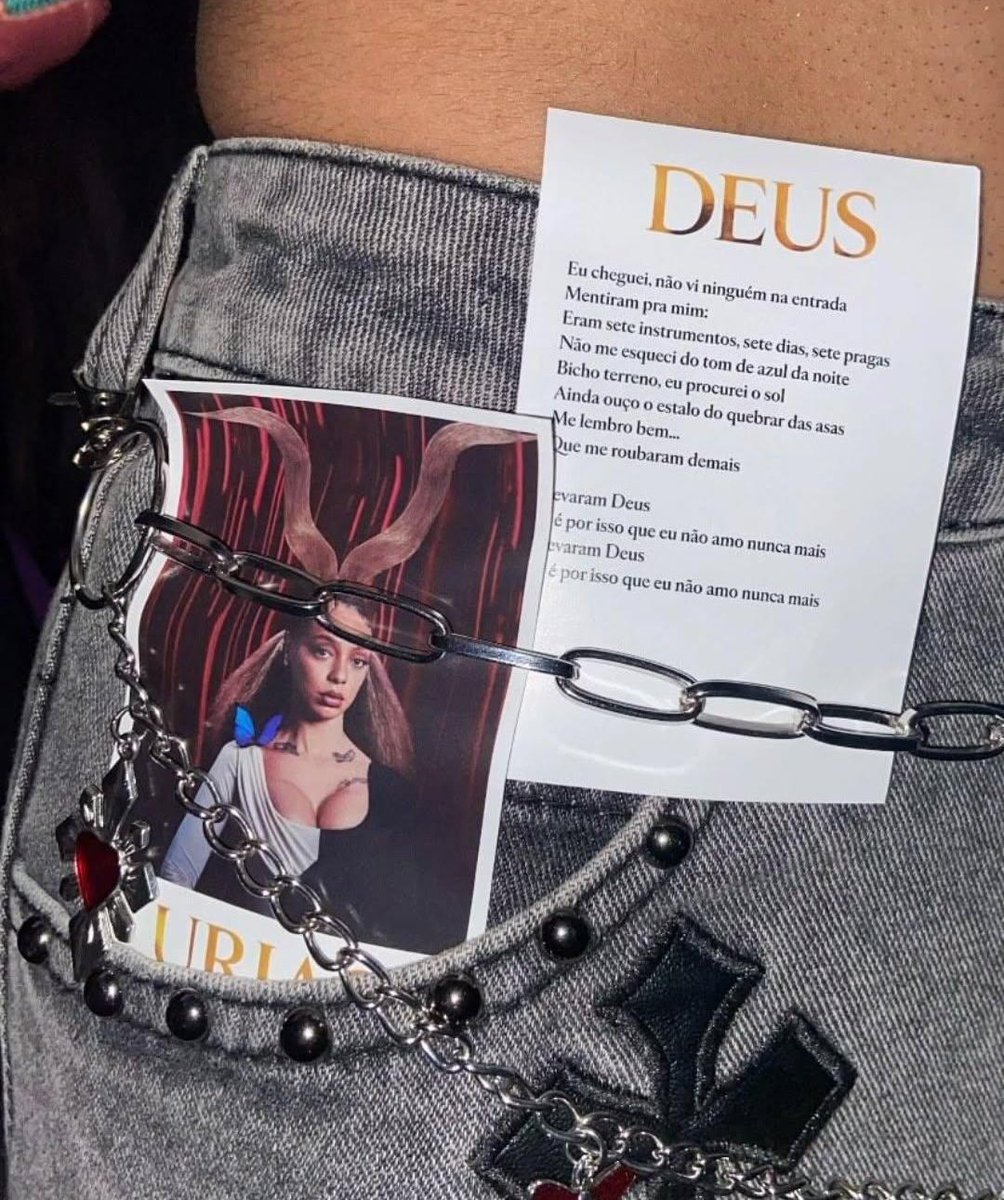 centralurias's tweet image. Fãs que estavam na grade receberam fotos exclusivas distribuídas por nossa equipe.
Confira agora em primeira mão, novo single da nova era de Urias. 💖💋