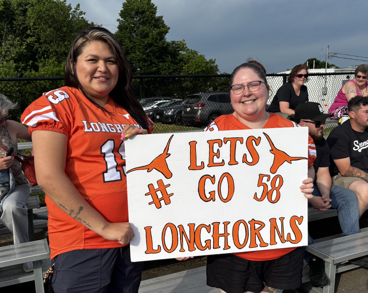 Thx for having me out to perform the coin toss Longhorns! 🪙 🤘🏼