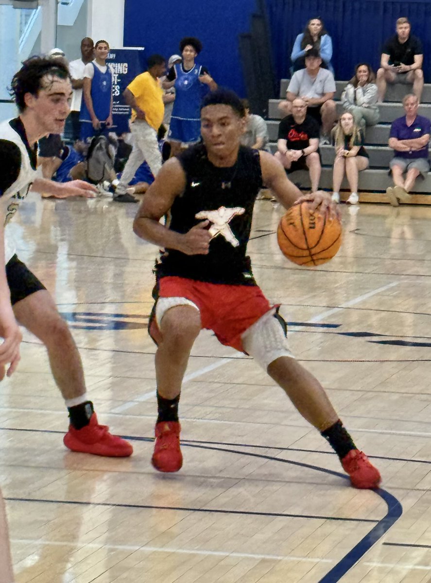 NorfolkKnights's tweet photo. Jamari Edwards leads a deep and talented Lake Taylor backcourt and he’s one of the states best! In fact he earned 2nd team All State honors a year ago. #BigShots #VALive @BigShotsToday @BigShotsGlobal https://t.co/qgxoUlissR