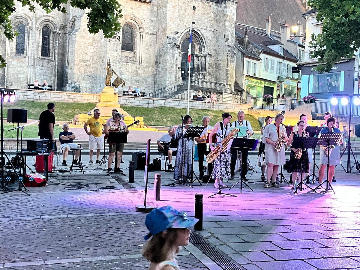 À Saint Pourçain sur Sioule le Jazz club anime la fête de la musique.