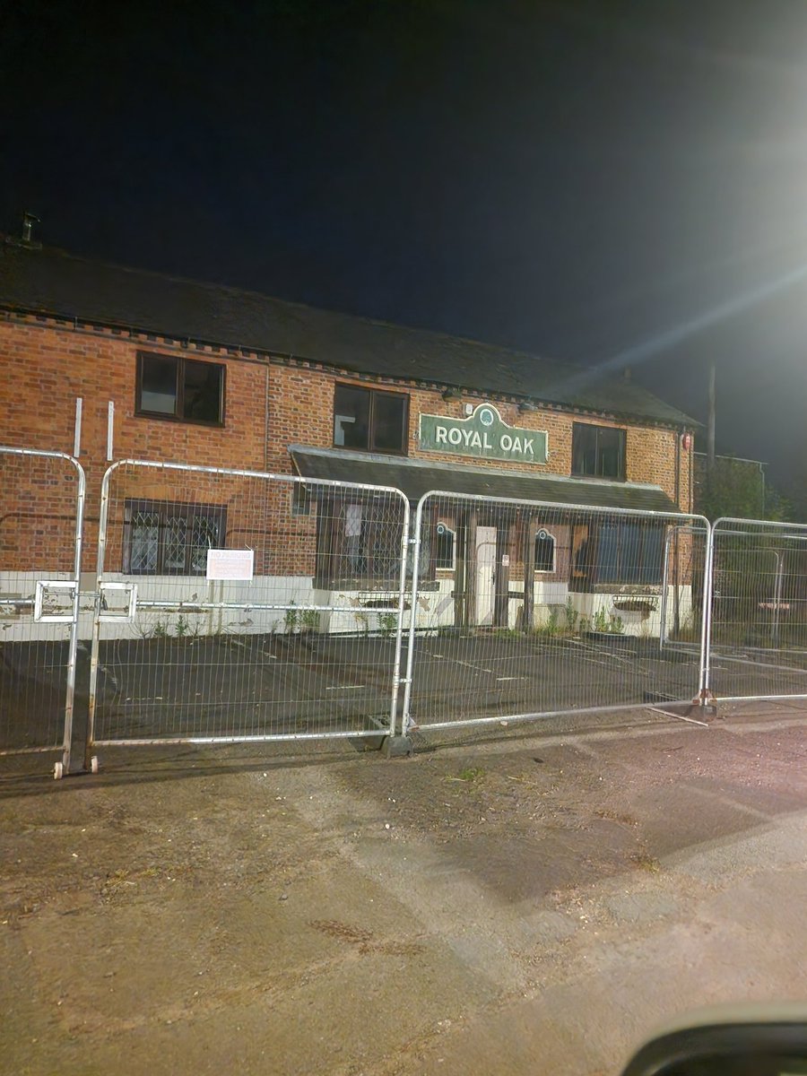 GAVD84's tweet photo. @SteveBracknall,  please tell me I've driven past the wrong  Royal Oak ? 

Thanks, Gavin. https://t.co/pllinzTRNk