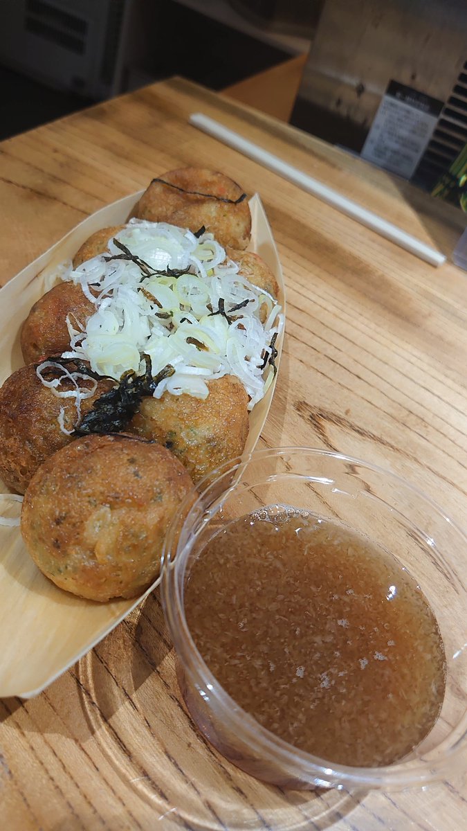 KogikuK's tweet photo. お客様に頂いた、久しぶりの銀だこ🐙
天つゆと大根おろしで食べるメニュー。明石焼きみたいだな。うまかった！ https://t.co/EQuWzU42xX