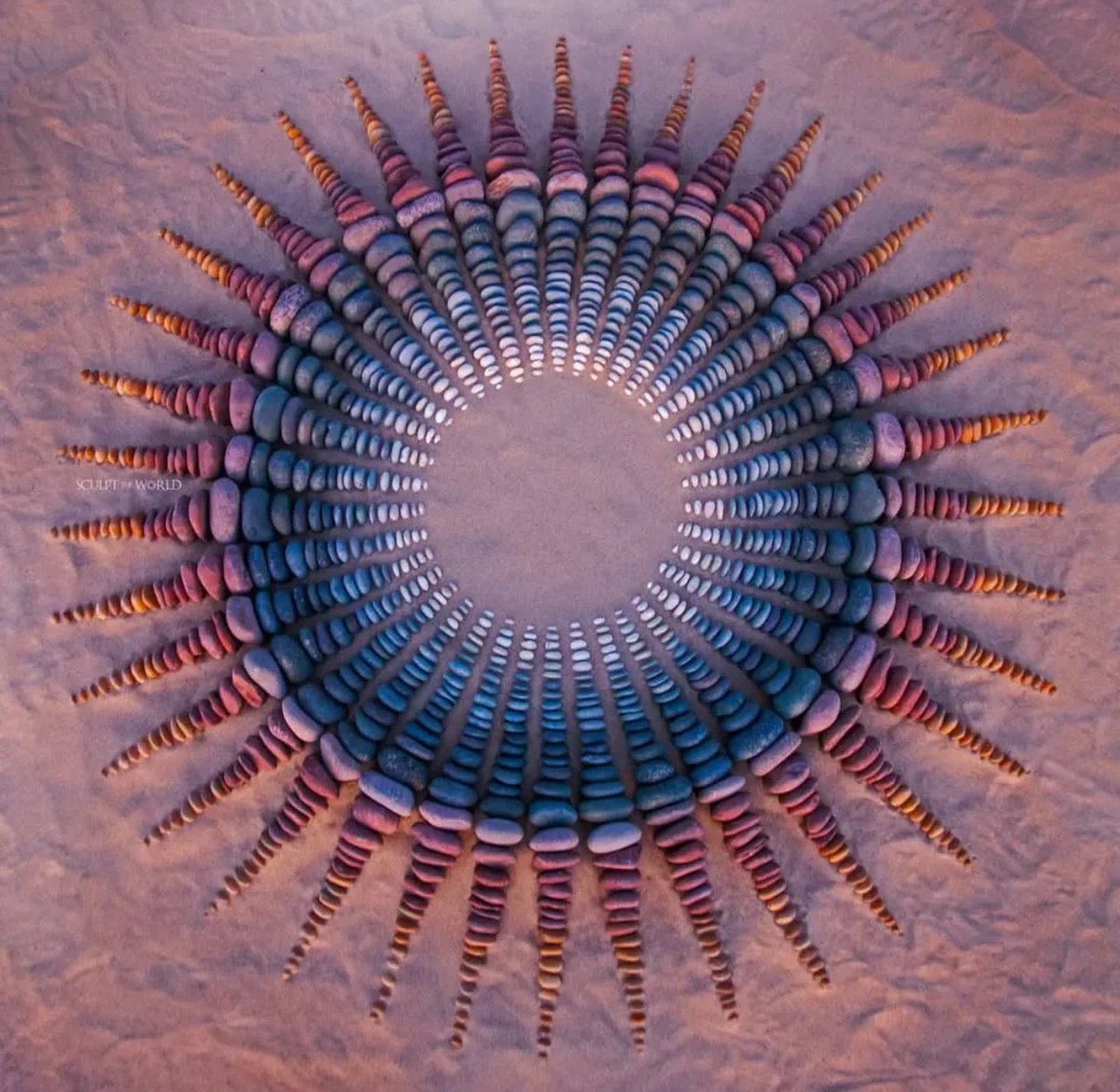 EyauukArt's tweet image. .
Sculptor: Jon Foreman
“Sol Colorum” created at Freshwater West