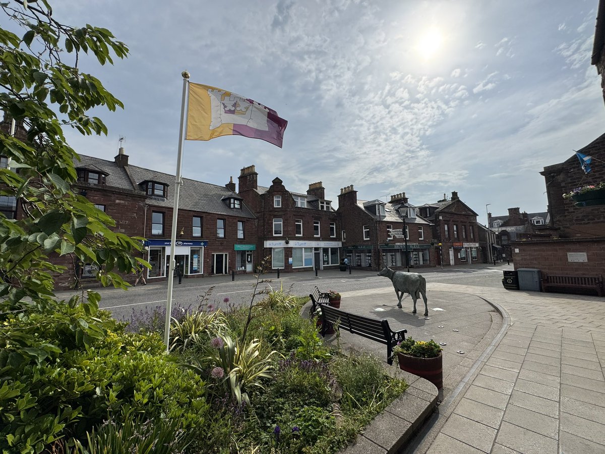 TheShireFlag's tweet photo. Spotted the Aberdeenshire flag flying in the wild in Turriff! 🏴🌲🎉
A rare sight and a proud moment — great to see local pride on full display in the heart of the Shire. #Aberdeenshire #Turriff #FlagSpotting #Scotland https://t.co/qOSxzTZqaF