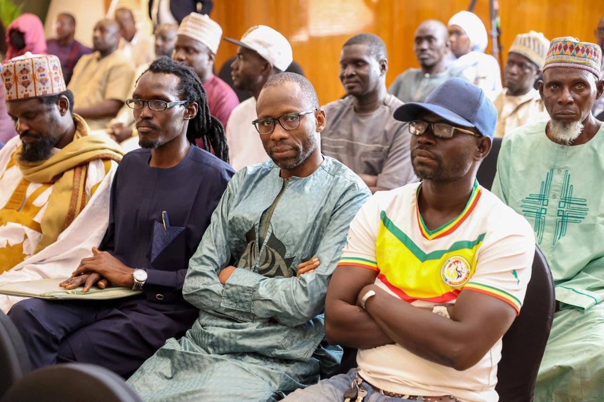 En marge de son arrivée à Abuja, le Président de la République a rencontré la communauté sénégalaise du Nigéria ainsi que les fonctionnaires sénégalais de la CEDEAO. Une tradition d’écoute et d’échanges pour répondre concrètement aux attentes de nos compatriotes de la diaspora.