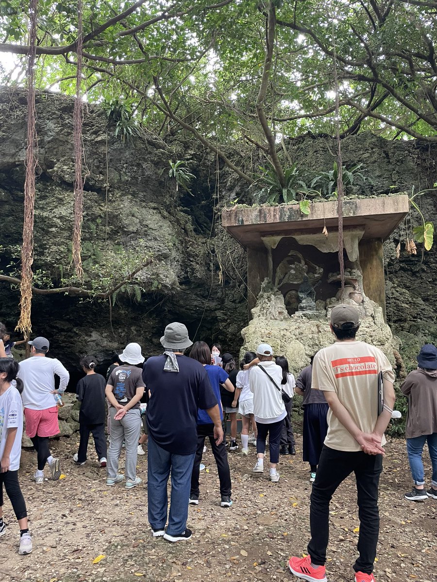 yossa1843's tweet photo. 子どもの居場所ボランティア　2025

嘉手納道の駅行って、米軍基地をみて

チビチリガマで折鶴を捧げ

午後は公園で遊び、かき氷🍧食べ

終了

暑くてとても疲れたけど、

子どもの感想の中に

「せかいをまもるのは、このわたしです。」

って書かれてて、この一言だけでとても満たされた一日でした https://t.co/NGQe52O6sM