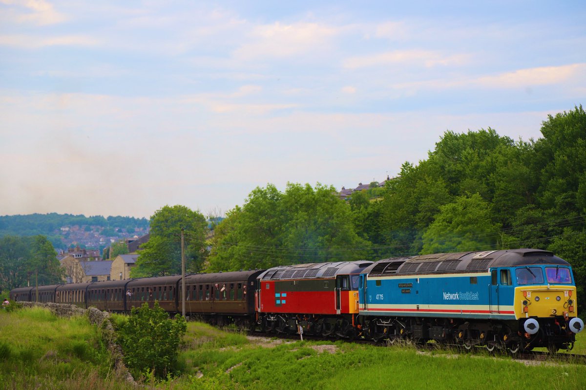 mattywalker071's tweet photo. 47715 + 47714 passing top Field whith the 17.09 service to Oxenhope on a very Warm and popular Day https://t.co/mnWPkTF46n