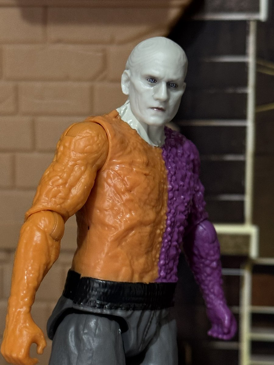 Figura No 5 de Spin Master de la línea de la nueva película de #Superman     tenemos a Metamorpho. Esta serie trae piezas para armar al Robot de la Fortaleza No. 4, viene la pierna derecha. Figura simple y sin accesorios pero con buen aspecto y parecido a lo visto.