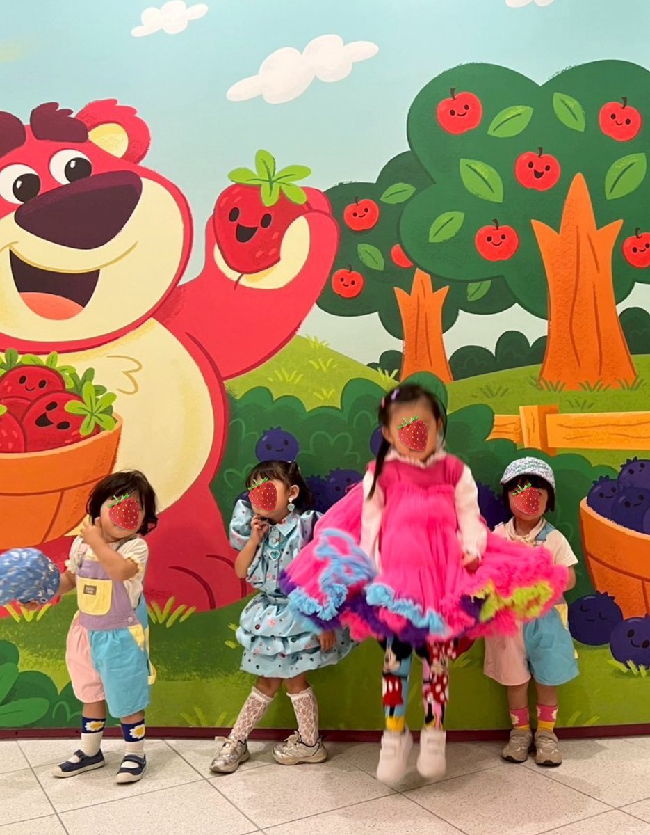 ne22co's tweet photo. ゆめゆめディズニーコーデでトイホで浮いてるのが我が子🏰🌈💝 https://t.co/xMaK8J19ES