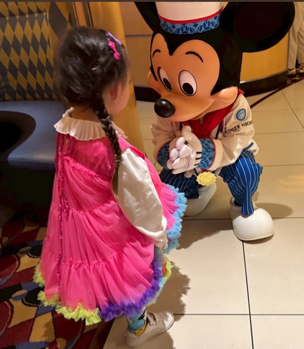 ne22co's tweet photo. ゆめゆめディズニーコーデでトイホで浮いてるのが我が子🏰🌈💝 https://t.co/xMaK8J19ES