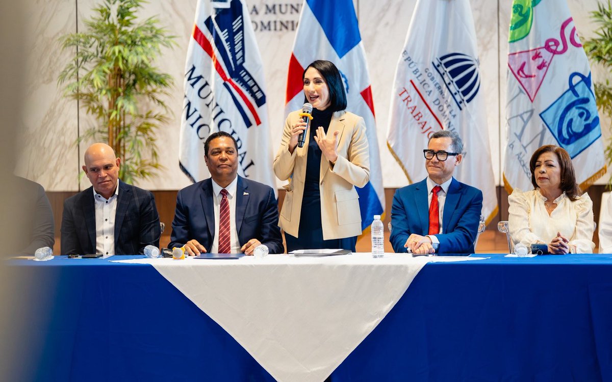 11 instituciones públicas unieron voluntades para fortalecer las políticas municipales de lucha contra el trabajo infantil, mediante un acuerdo de institucionalidad. 🇩🇴📢 
Más información aquí: presidencia.gob.do/noticias/firma…