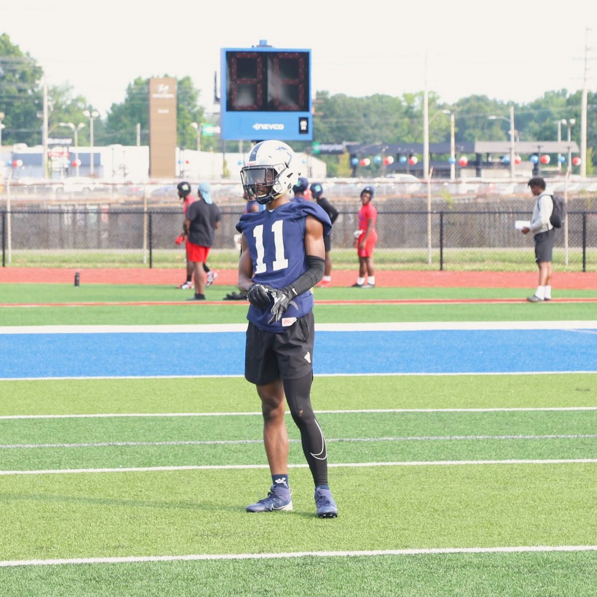 TheeCoachMann's tweet photo. 👀 sneak peak... 6'2 CB vs. 6'6 ATH D1 prospect 

📦Our ball!! 

@Db1jaden Class of 2027

- great physique and ball skills
-physical
- good hip flexibility 

Recruit Kirby! https://t.co/mex40TypMs