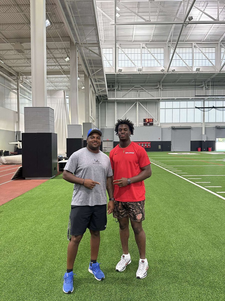BTHS_Football's tweet photo. After a great camp our boys got an in depth tour of @GeorgiaFootball !! Thank you to @Coach_TRob for the hospitality! Great seeing ex Bear and New Dawg @EloModozie !! #GoBears #WhyNotBT #GoodBetterBest https://t.co/NnoqUGkggy