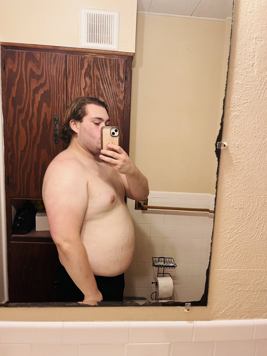 MichaelssWorld's tweet photo. Not getting any younger day 1 of gym, week 2 of diet/lifestyle changes feels good to move my body again here’s goes starting pics to compare progress later https://t.co/x0z5jcTRXu