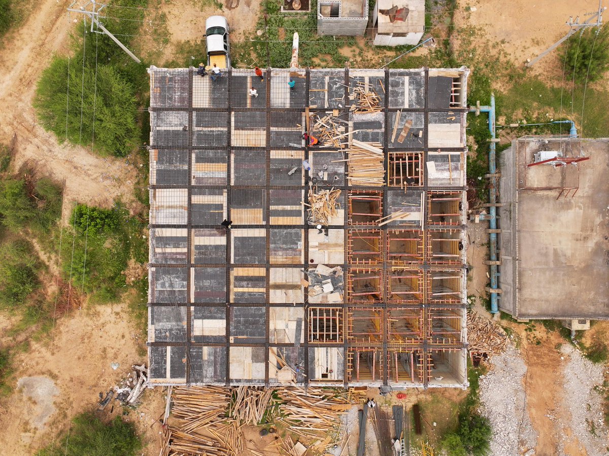 Les comparto el trabajo que estamos haciendo en el Tanque Oradel para mejorar el servicio de agua potable en la zona de Oradel, Campanario y Área Industrial. 

La cisterna de almacenamiento estaba completamente dañada, con corrosión y varillas expuestas, lo que hacía que el agua