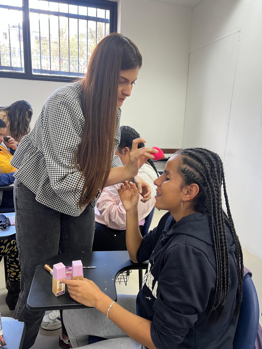 No hay mejor maquillaje que una sonrisa bien puesta 😁✨
En El Arka, mujeres con discapacidad visual vivieron una tarde de color, texturas y brillo con @danipinzon_makeup 💄🌈
Autonomía, belleza y transformación en #Releernos2025 👩🏻‍🦯💅🏻📝