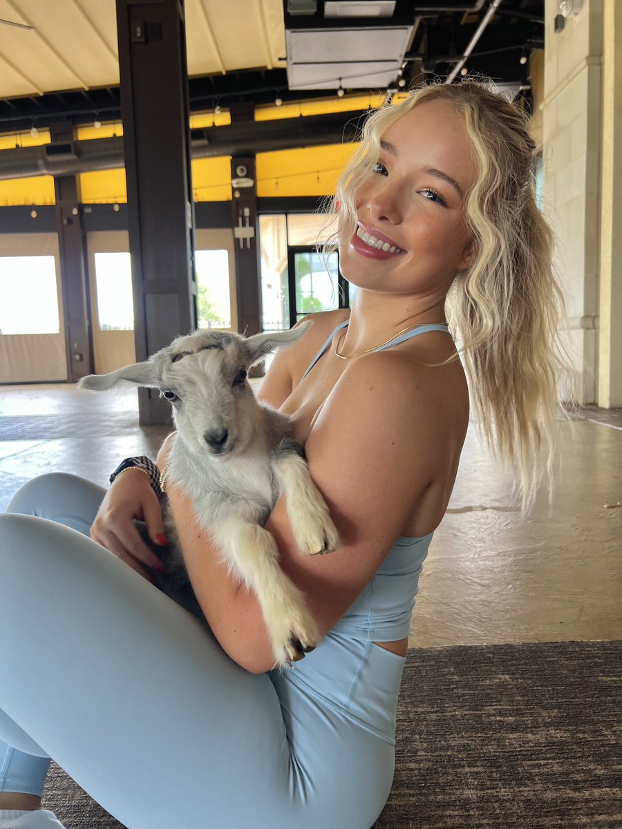 lynziekate's tweet image. this is blueberry 🥹🥹🩵