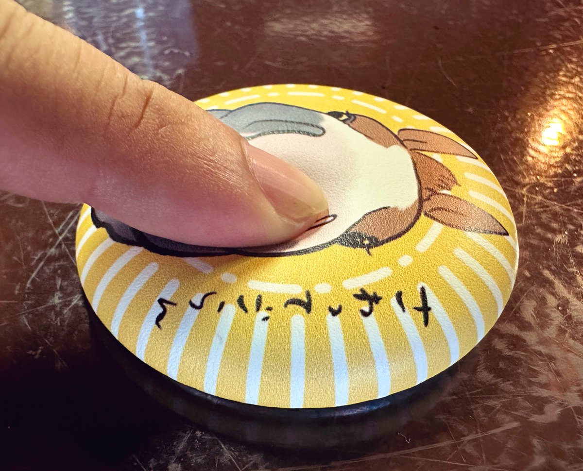 本日からぷにぷにウマハナ缶バッチを佐賀競馬場のFUJIプラスにて販売開始いたします🐴
まるで馬のお鼻を触っているようなぷにぷに触感の缶バッチです！（※個人の感想です笑）
絵はハルカシップさん（<a href="/rurun_rurunm/">描くhp🎨🐴</a> ）に描いていただきました🎨