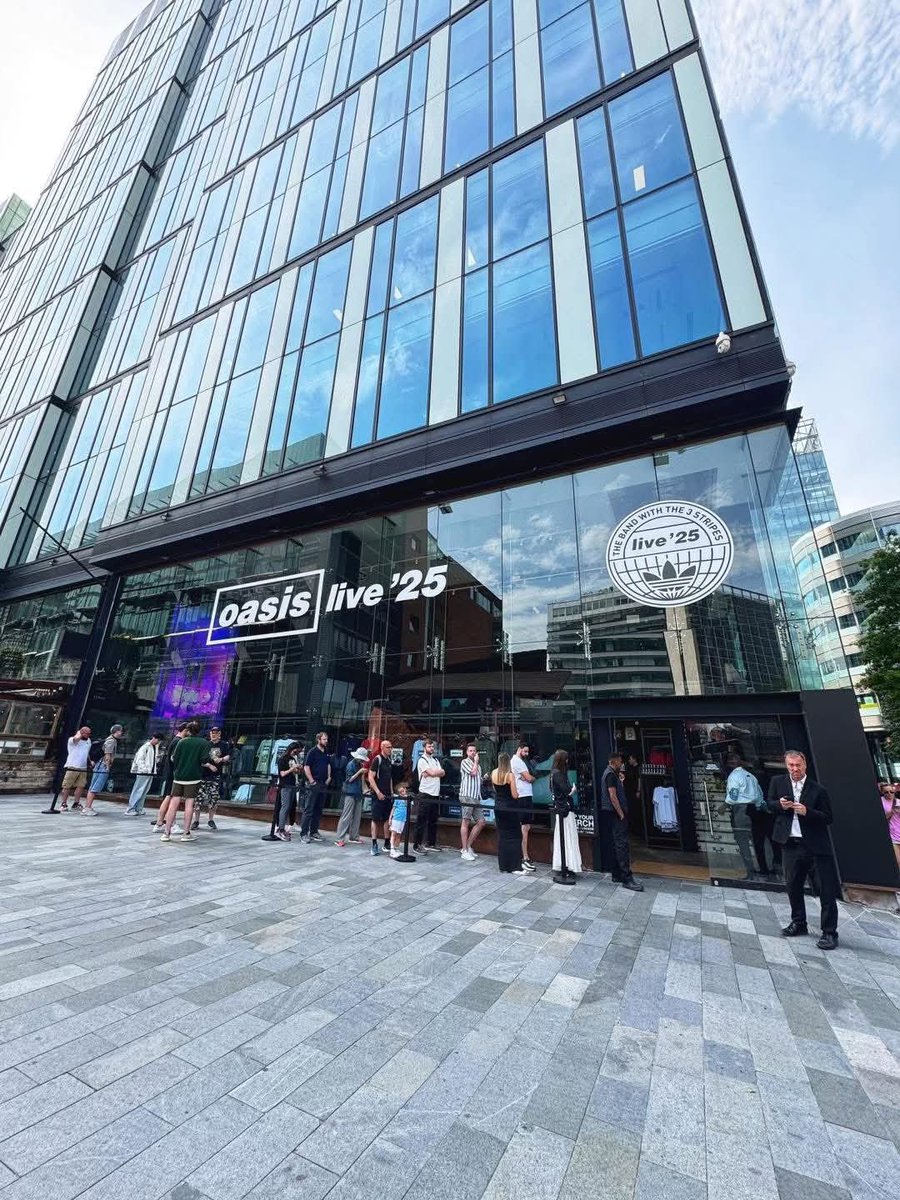 CrookedMagazine's tweet image. 🇬🇧Vuelve la marea del rock británico. Con la gira de #Oasis en 2025, llega "#OasisLive25" con #Adidas: una colección que redefine el estilo de una época. Revive la esencia de los 90 con prendas auténticas y diseños icónicos. ¡Únete a la revolución!