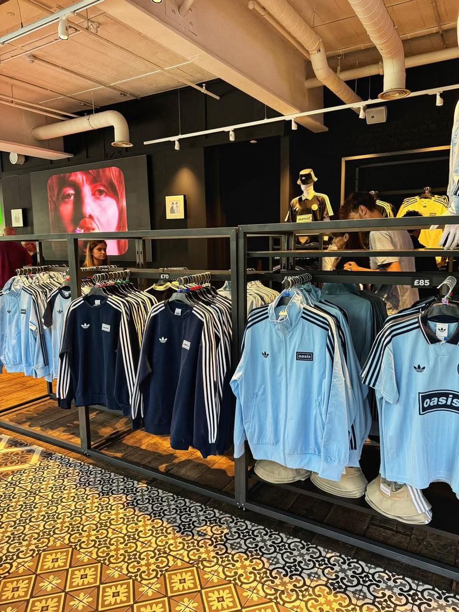 CrookedMagazine's tweet image. 🇬🇧Vuelve la marea del rock británico. Con la gira de #Oasis en 2025, llega "#OasisLive25" con #Adidas: una colección que redefine el estilo de una época. Revive la esencia de los 90 con prendas auténticas y diseños icónicos. ¡Únete a la revolución!