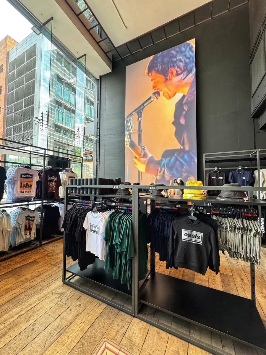 CrookedMagazine's tweet image. 🇬🇧Vuelve la marea del rock británico. Con la gira de #Oasis en 2025, llega "#OasisLive25" con #Adidas: una colección que redefine el estilo de una época. Revive la esencia de los 90 con prendas auténticas y diseños icónicos. ¡Únete a la revolución!