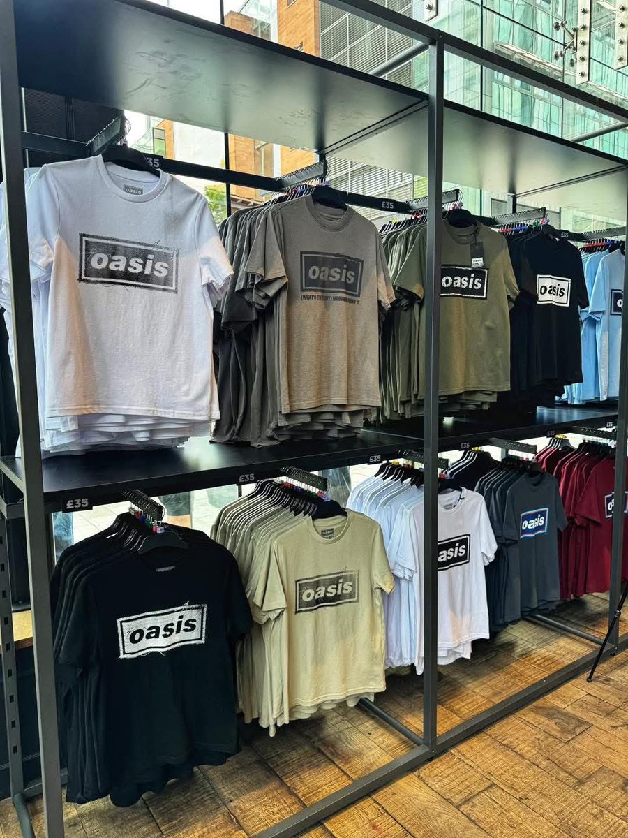 CrookedMagazine's tweet image. 🇬🇧Vuelve la marea del rock británico. Con la gira de #Oasis en 2025, llega "#OasisLive25" con #Adidas: una colección que redefine el estilo de una época. Revive la esencia de los 90 con prendas auténticas y diseños icónicos. ¡Únete a la revolución!