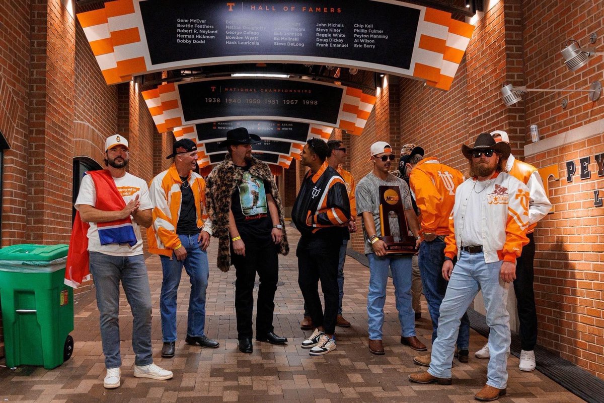 This was one of the greatest National Championship teams ever assembled. SEC Champs, SEC Tournament Champions, #1 Overall National Seed that broke a 25 year curse, the first SEC team to win 60 games in a season, and hit 185 home runs. Bo Big Orange🍊