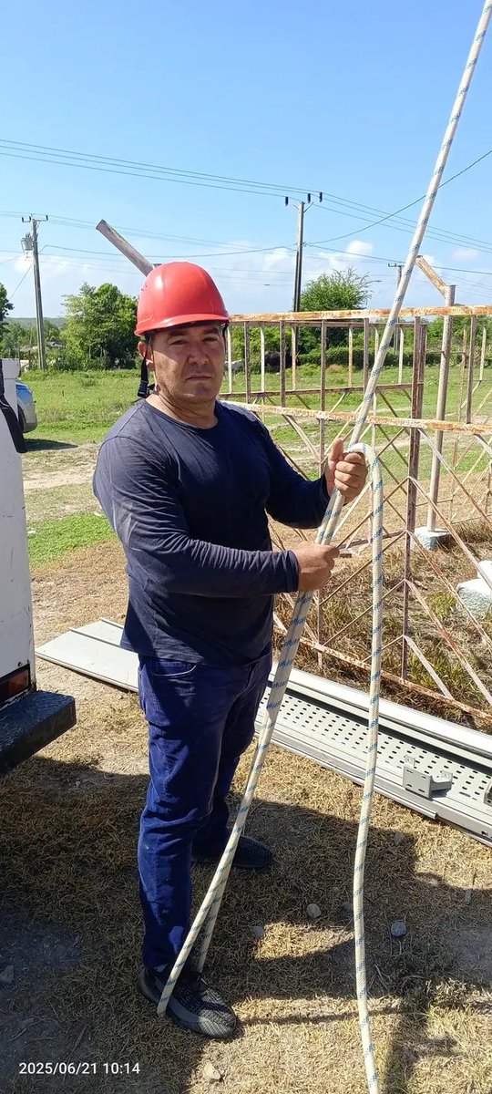 Niurkacm1's tweet photo. #Etecsa_Cuba avanza en su proceso inversionista a pesar de limitantes en la adquisición de equipamientos. Hoy se realizan trabajos para llevar a zonas del #PlanTurquino servicios de voz e #internet con la instalación de una #RadioBase en la comunidad Yaveremos de #Santiago 👏 https://t.co/CF6qHAheC2