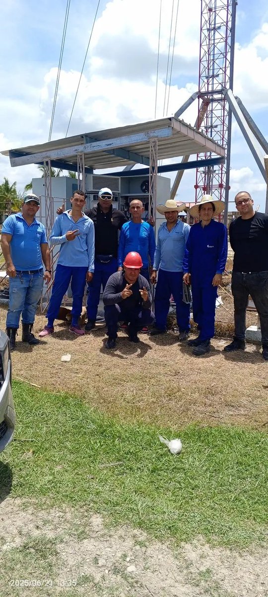 Niurkacm1's tweet photo. #Etecsa_Cuba avanza en su proceso inversionista a pesar de limitantes en la adquisición de equipamientos. Hoy se realizan trabajos para llevar a zonas del #PlanTurquino servicios de voz e #internet con la instalación de una #RadioBase en la comunidad Yaveremos de #Santiago 👏 https://t.co/CF6qHAheC2