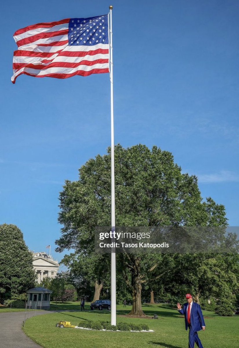 What an ICONIC 📸 of President Trump