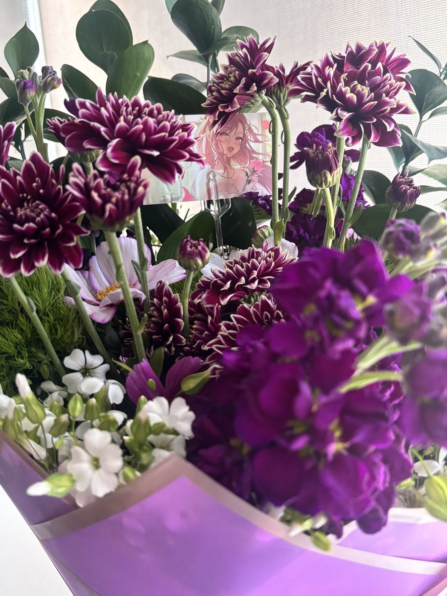 yumemidreams's tweet photo. I GOT SO SURPRISED WITH THIS GIFT 😭💜💜💜

My Dreamcatchers/Mods worked together to surprise me with flowers made by @/niniyuuna!!!

Ty @sealine8717 & @hiddennin for always helping me, all of our community and I appreciate everything you do 🥹🌟💜 

I’ll do my best tonight and make you all proud! 💪🌟