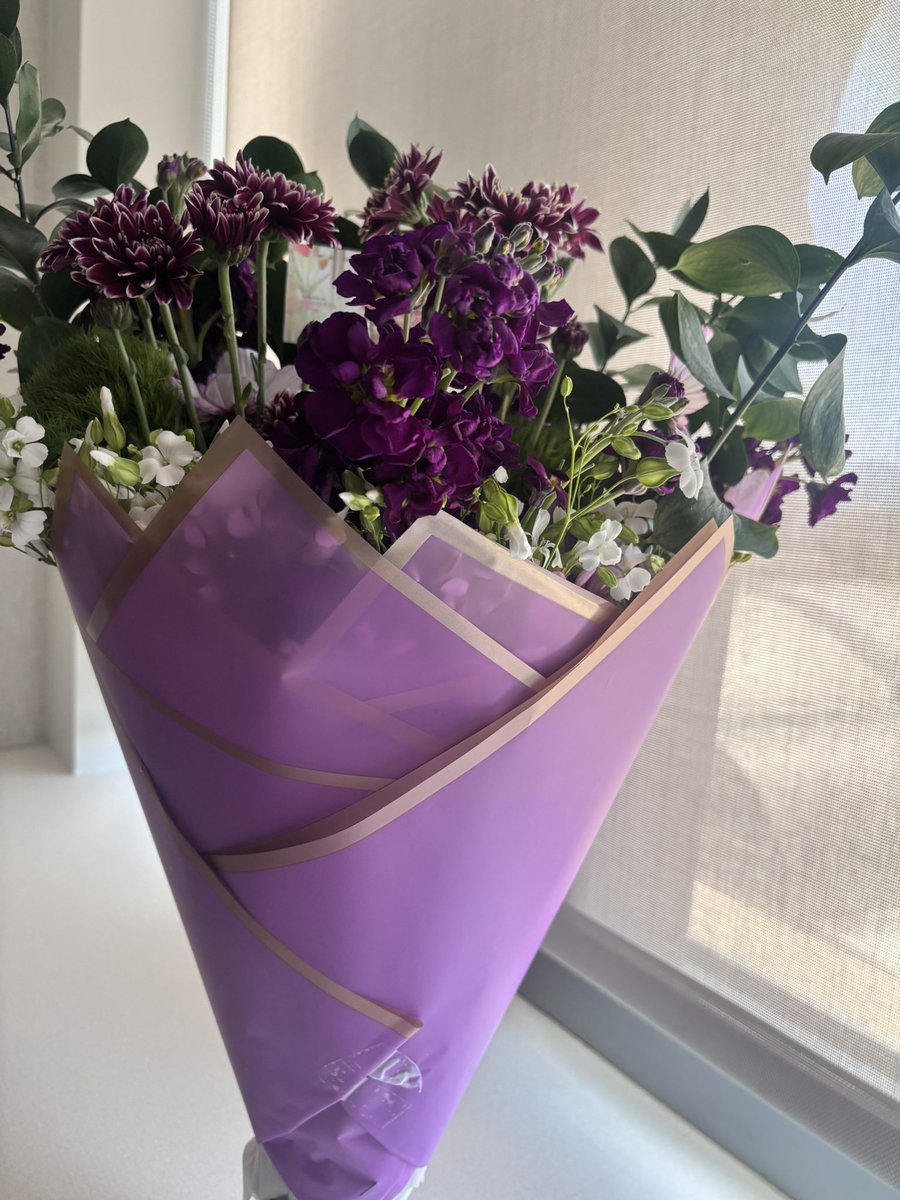 yumemidreams's tweet photo. I GOT SO SURPRISED WITH THIS GIFT 😭💜💜💜

My Dreamcatchers/Mods worked together to surprise me with flowers made by @/niniyuuna!!!

Ty @sealine8717 & @hiddennin for always helping me, all of our community and I appreciate everything you do 🥹🌟💜 

I’ll do my best tonight and make you all proud! 💪🌟
