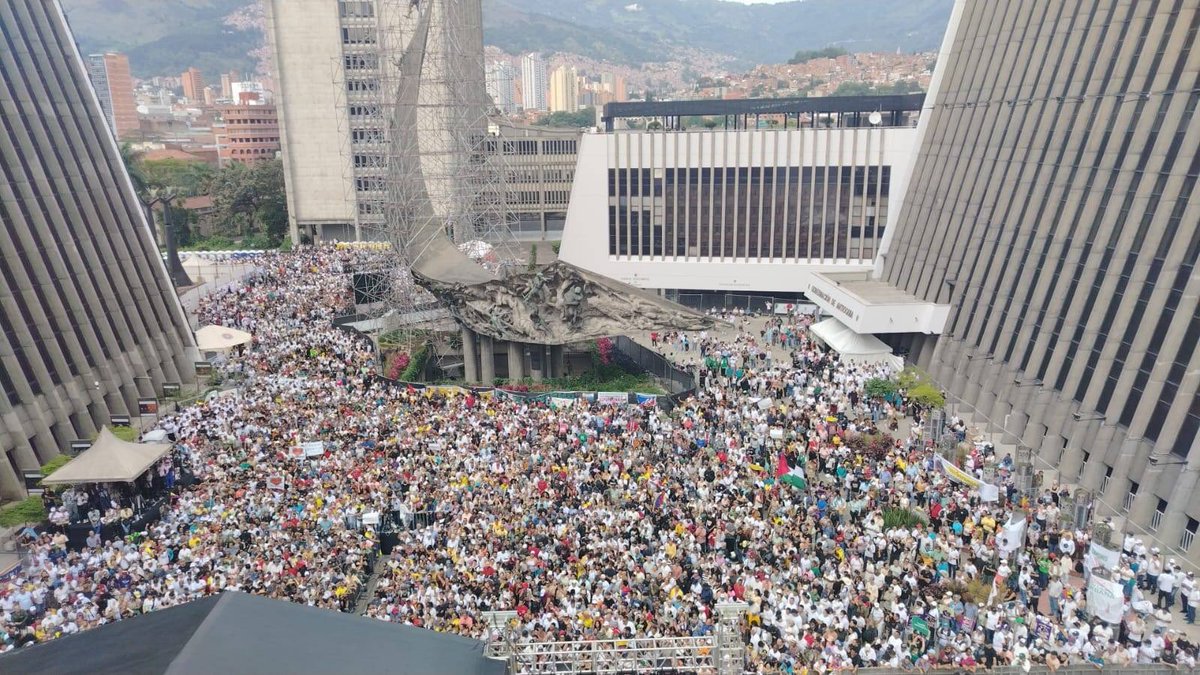 Hoy, <a href="/petrogustavo/">Gustavo Petro</a> en Medellín.
