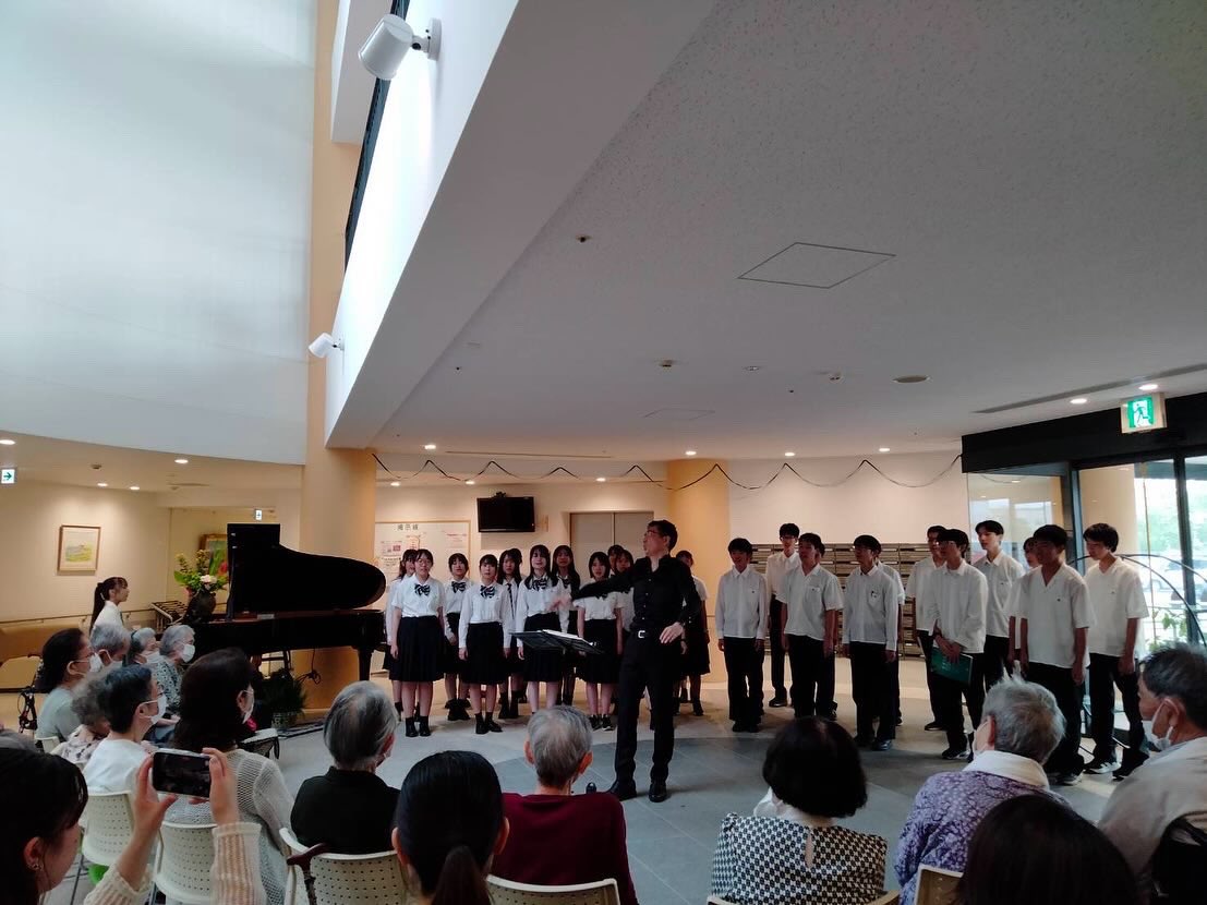 Fusetsu_Chorus's tweet photo. 昨日、ピアニストの藤江先生とのコラボで、老人ホームでロビーコンサートをしました✨みんなで歌えた曲もあり、楽しかったです😆終了後、施設の方からお礼の花束を頂きました💖入居者の中に、なんと本校の1期生の方がいらっしゃって、驚きました🫢聞いてくれた皆様、本当にありがとうございました✨ https://t.co/851FQAbJ7K