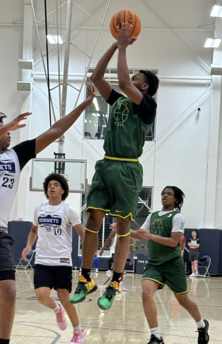NorfolkKnights's tweet photo. Henrico 5’10 2026 Desean Parham uses change of pace  effectively.  Lightening quick first step and strong second gear attacking the rim.  Mixes in jumpers with quick slashing drives to the rim where he’s a threat to finish or find a cutter with the pass.  At left he blows by his man for the layup and on the right he uses the dribble pull-up just outside the lane line.  #BigShots #VALive @BigShotsToday @BigShotsGlobal